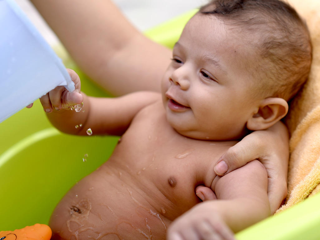 శిశువుకు స్నానం చేయించే ముందు జాగ్రత్తలు – Bathing a newborn
