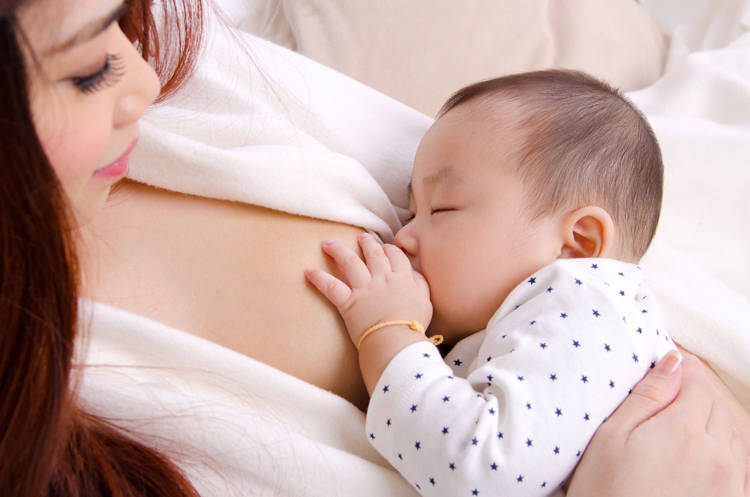 మీ బిడ్డ తగినంత బ్రెస్ట్ పాలు పొందుతున్నట్లు సంకేతాలు – Signs that your baby is getting enough breast milk
